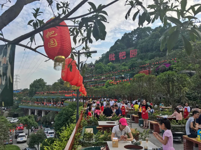 Nhà hàng lẩu lớn nhất Trung Quốc mỗi ngày phục vụ một huyện người: Ăn xong xuống lấy xe đã thấy đói - Ảnh 2.