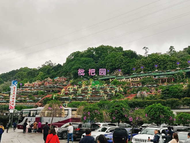 Nhà hàng lẩu lớn nhất Trung Quốc mỗi ngày phục vụ một huyện người: Ăn xong xuống lấy xe đã thấy đói - Ảnh 1.