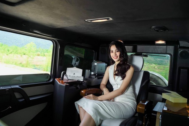 Trước ồn &agrave;o hẹn h&ograve; &ocirc;ng Đặng L&ecirc; Nguy&ecirc;n Vũ, Hoa hậu Tiểu Vy ngồi Mercedes G55, quảng b&aacute; khu sinh th&aacute;i &ocirc;ng Vũ đang tu luyện - Ảnh 1.