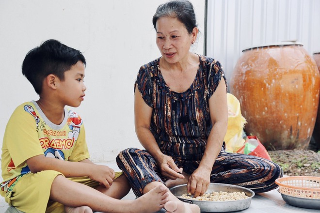 Xót xa cảnh bé trai 7 tuổi bị bỏng khắp người mà ông bà ngoại không có tiền chữa trị - Ảnh 5.