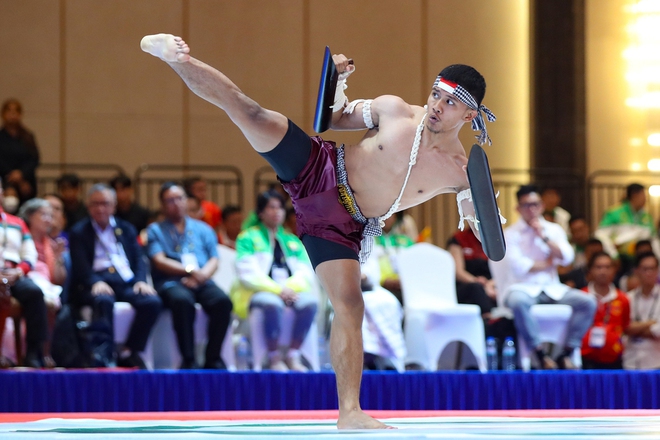 Võ sĩ Campuchia gào thét khi giành tấm huy chương vàng ở môn võ lạ - Ảnh 4.