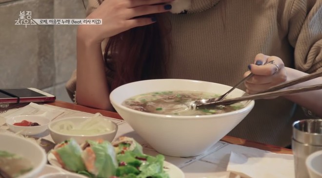 Phản ứng đắt gi&aacute; của Ros&eacute; (BLACKPINK) khi được hỏi C&oacute; th&iacute;ch phở Việt kh&ocirc;ng? - Ảnh 7.