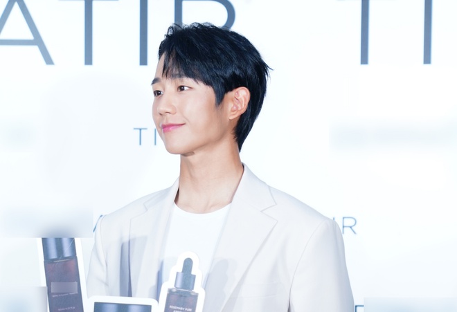 Jung Hae In đổ bộ sự kiện ở Hà Nội: Mặt đẹp như tượng tạc chấp đèn flash, đúng là tình màn ảnh của Jisoo! - Ảnh 3.