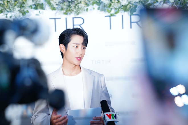 Jung Hae In đổ bộ sự kiện ở Hà Nội: Mặt đẹp như tượng tạc chấp đèn flash, đúng là tình màn ảnh của Jisoo! - Ảnh 4.