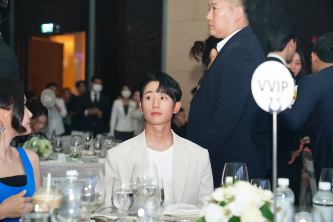 Jung Hae In đổ bộ sự kiện ở Hà Nội: Mặt đẹp như tượng tạc chấp đèn flash, đúng là tình màn ảnh của Jisoo! - Ảnh 6.