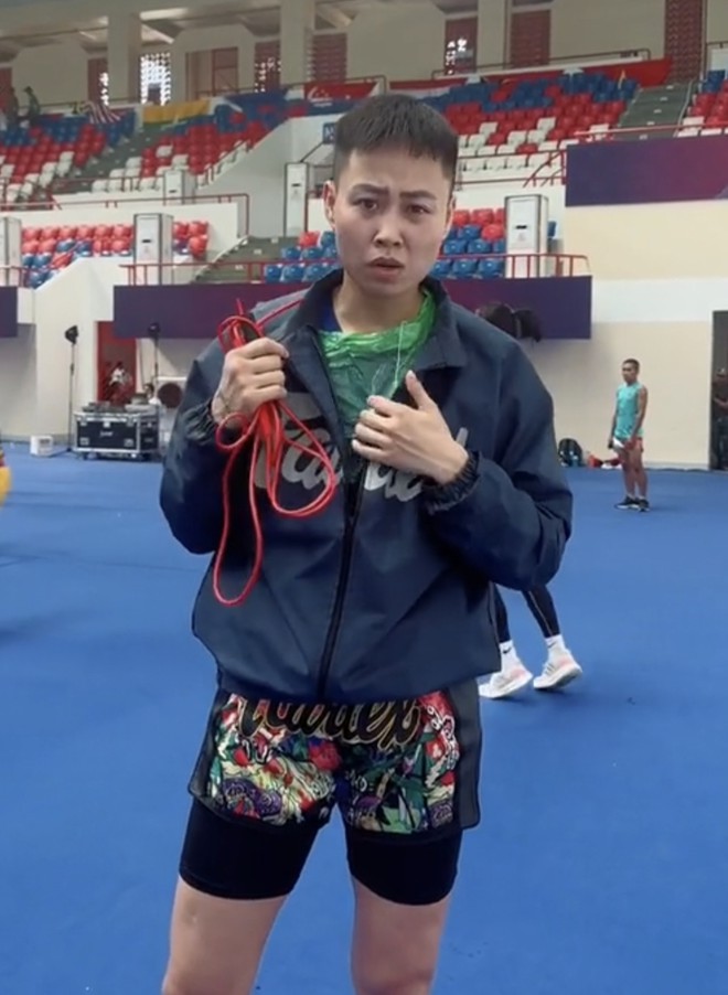 VĐV Việt Nam mồ h&ocirc;i chảy r&ograve;ng v&igrave; &eacute;p c&acirc;n, h&eacute; lộ trang phục độc lạ khi tham dự Kun Khmer tại SEA Games 32 - Ảnh 3.