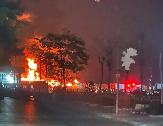 Cháy lớn thiêu rụi hàng triệu tấm phao xốp ở Vân Đồn - Ảnh 5.