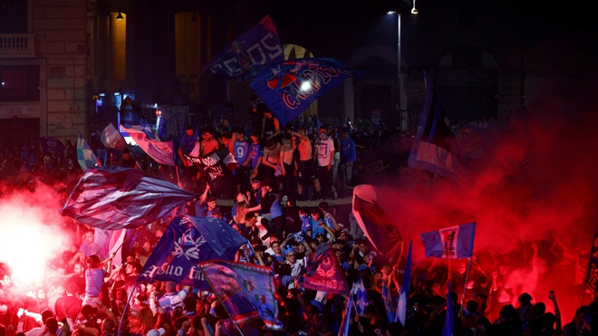 CĐV Napoli bị s&aacute;t hại bằng s&uacute;ng khi đang ăn mừng chức v&ocirc; địch Serie A - Ảnh 1.