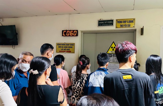 Bệnh viện đ&ocirc;ng nghịt người xếp h&agrave;ng chờ kh&aacute;m trong ng&agrave;y h&egrave; n&oacute;ng 37 độ - Ảnh 5.