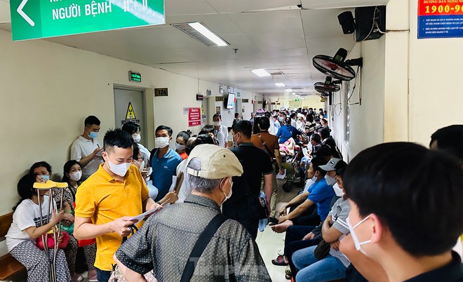 Bệnh viện đ&ocirc;ng nghịt người xếp h&agrave;ng chờ kh&aacute;m trong ng&agrave;y h&egrave; n&oacute;ng 37 độ - Ảnh 4.
