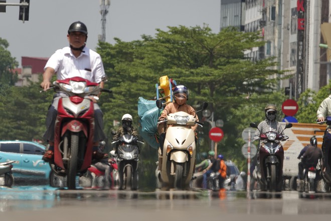 H&agrave; Nội: Nhiệt độ ngo&agrave;i trời hơn 50 độ C, người d&acirc;n gồng m&igrave;nh mưu sinh dưới c&aacute;i nắng ch&aacute;y da, ch&aacute;y thịt - Ảnh 5.