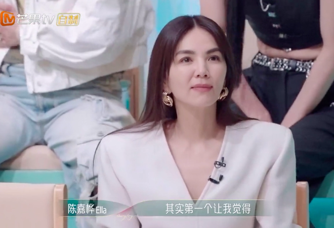 Biểu cảm đ&aacute;ng ch&uacute; &yacute; của d&agrave;n sao ch&acirc;u &Aacute; trước m&agrave;n thay v&aacute;y g&acirc;y b&atilde;o của Chi Pu tr&ecirc;n s&acirc;n khấu - Ảnh 8.