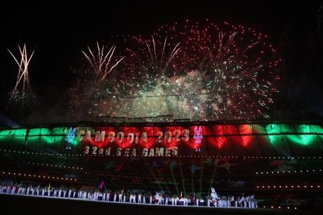 VĐV Campuchia bay l&ecirc;n thắp đ&agrave;i lửa cực chất, ph&aacute;o hoa rực rỡ khai mạc SEA Games - Ảnh 4.