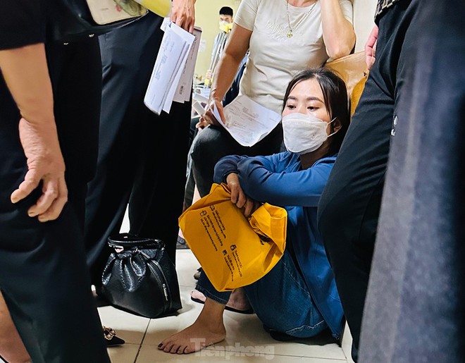 Bệnh viện đ&ocirc;ng nghịt người xếp h&agrave;ng chờ kh&aacute;m trong ng&agrave;y h&egrave; n&oacute;ng 37 độ - Ảnh 12.