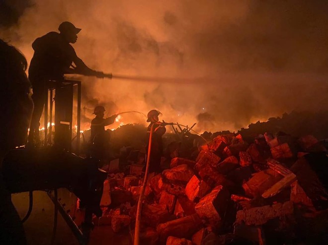 Ch&aacute;y lớn thi&ecirc;u rụi h&agrave;ng triệu tấm phao xốp ở V&acirc;n Đồn - Ảnh 2.