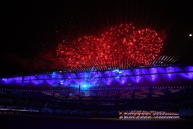 VĐV Campuchia bay l&ecirc;n thắp đ&agrave;i lửa cực chất, ph&aacute;o hoa rực rỡ khai mạc SEA Games - Ảnh 2.