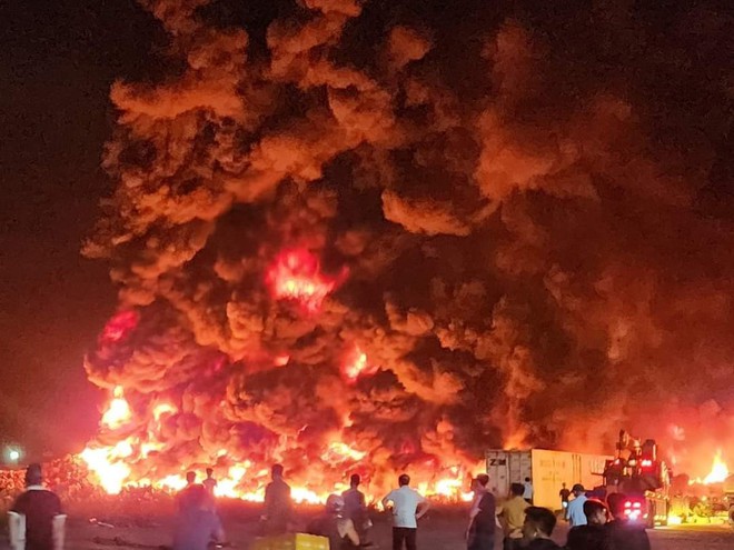 Cháy lớn thiêu rụi hàng triệu tấm phao xốp ở Vân Đồn - Ảnh 1.