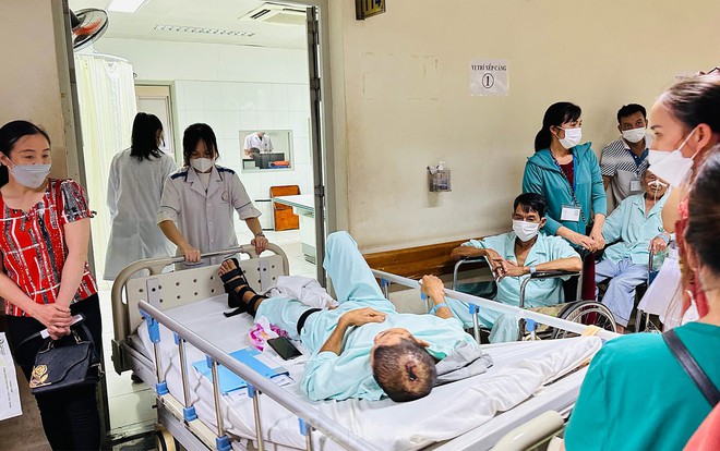 Bệnh viện đ&ocirc;ng nghịt người xếp h&agrave;ng chờ kh&aacute;m trong ng&agrave;y h&egrave; n&oacute;ng 37 độ - Ảnh 8.