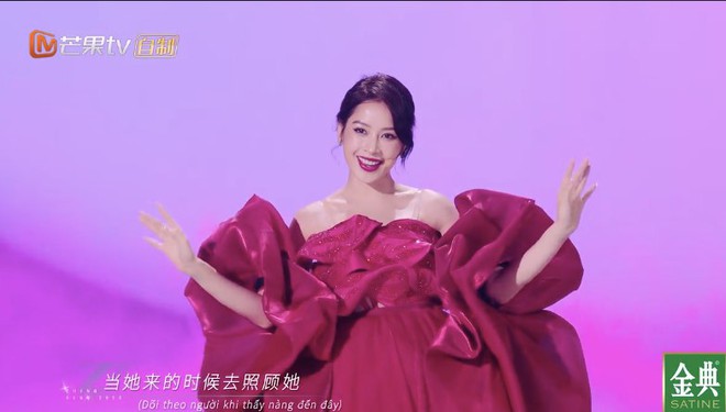 Biểu cảm đ&aacute;ng ch&uacute; &yacute; của d&agrave;n sao ch&acirc;u &Aacute; trước m&agrave;n thay v&aacute;y g&acirc;y b&atilde;o của Chi Pu tr&ecirc;n s&acirc;n khấu - Ảnh 2.