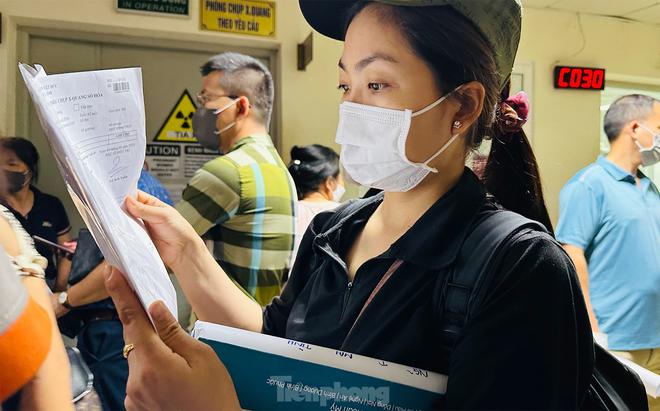 Bệnh viện đ&ocirc;ng nghịt người xếp h&agrave;ng chờ kh&aacute;m trong ng&agrave;y h&egrave; n&oacute;ng 37 độ - Ảnh 7.