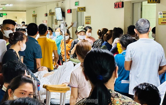 Bệnh viện đ&ocirc;ng nghịt người xếp h&agrave;ng chờ kh&aacute;m trong ng&agrave;y h&egrave; n&oacute;ng 37 độ - Ảnh 6.