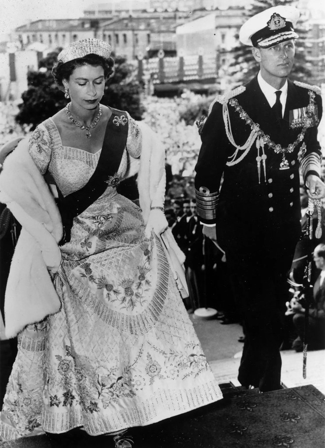 Bí mật đằng sau chiếc váy đăng cơ của Nữ hoàng Elizabeth - Ảnh 5.