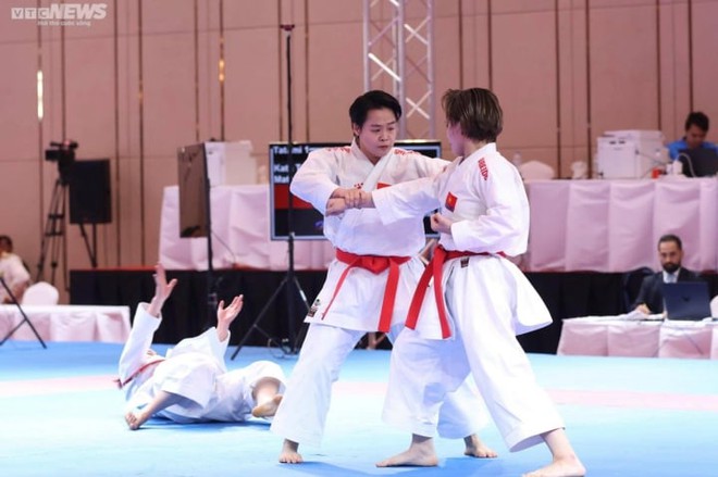 Đoàn Việt Nam liên tiếp giành 2 huy chương vàng môn karate - Ảnh 1.