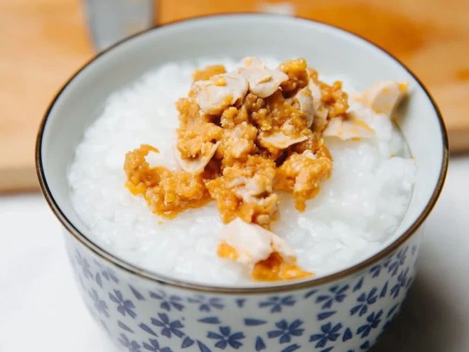 M&oacute;n trứng b&eacute;o ngậy ở Trung Quốc: Muốn ăn ngon phải đem đi nh&uacute;ng b&ugrave;n - Ảnh 4.