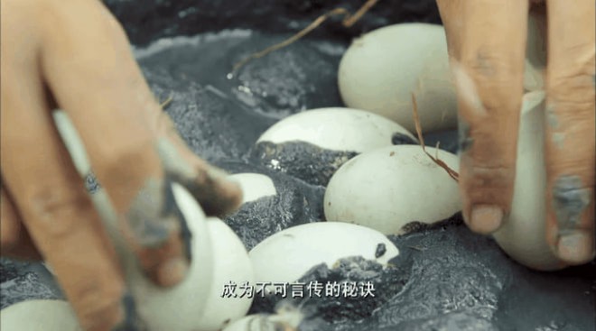 M&oacute;n trứng b&eacute;o ngậy ở Trung Quốc: Muốn ăn ngon phải đem đi nh&uacute;ng b&ugrave;n - Ảnh 3.