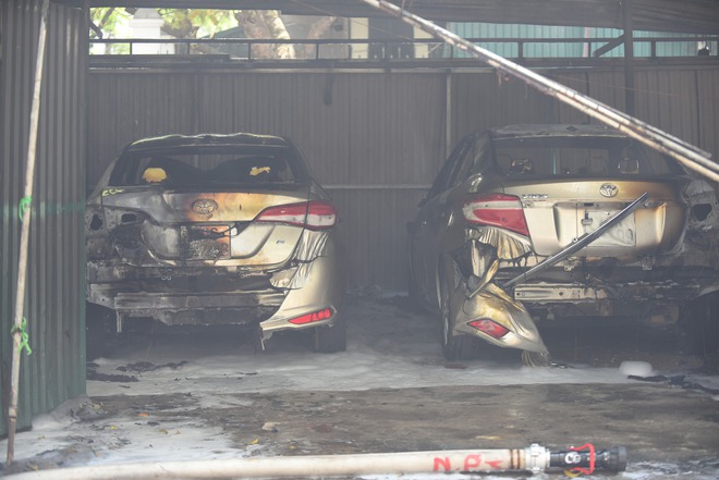 Hà Nội: Cháy lớn tại quận Cầu Giấy, nhiều ô tô và xe máy bị thiêu rụi - Ảnh 6.