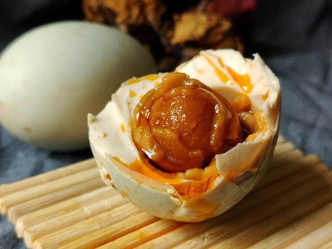 M&oacute;n trứng b&eacute;o ngậy ở Trung Quốc: Muốn ăn ngon phải đem đi nh&uacute;ng b&ugrave;n - Ảnh 1.