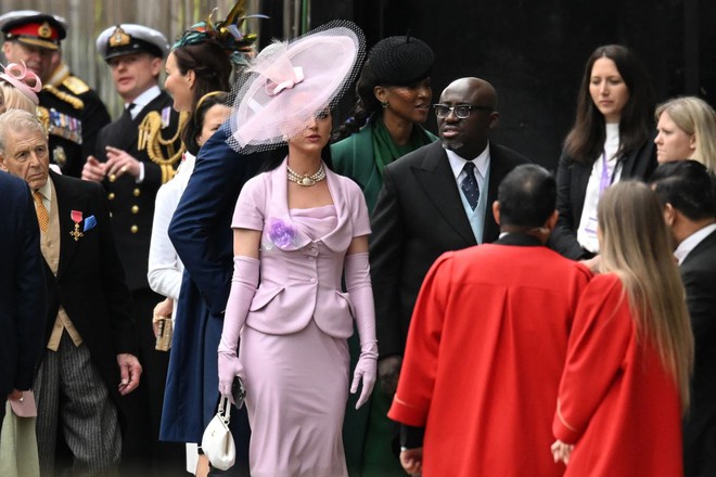 Katy Perry bối rối khi không tìm được chỗ ngồi tại lễ đăng quang của Vua Charles III - Ảnh 2.