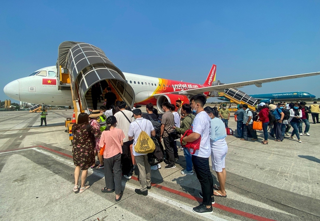 H&atilde;ng h&agrave;ng kh&ocirc;ng kiến nghị bỏ gi&aacute; trần v&eacute; m&aacute;y bay, Bộ T&agrave;i ch&iacute;nh l&ecirc;n tiếng - Ảnh 1.