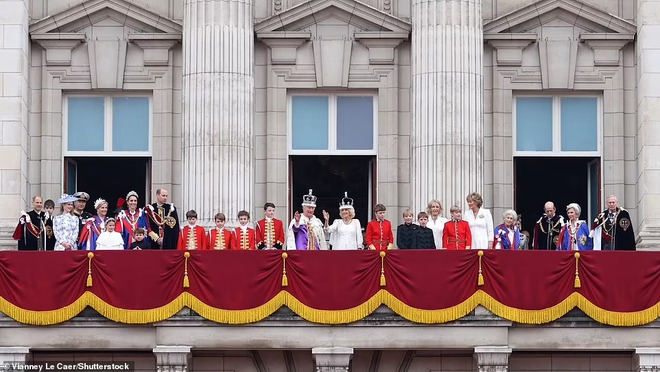 Chùm ảnh hậu trường hiếm hoi của Vua Charles và Vương hậu Camilla trên ban công Cung điện Buckingham hé lộ những góc nhìn chưa từng thấy - Ảnh 8.