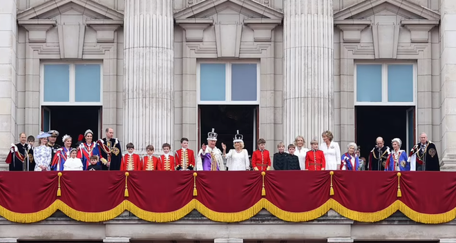 Vua Charles và Vương hậu Camilla cùng gia đình Vương thất vẫy chào người dân ở ban công Cung điện Buckingham - Ảnh 3.