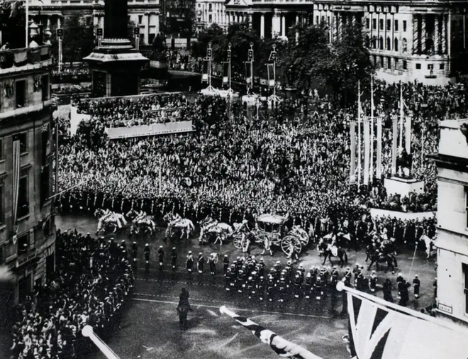 A series of photos comparing the coronation of Queen Elizabeth and King Charles: Which is the larger scale event? - Photo 1.