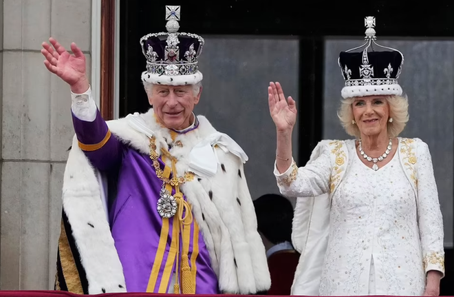 Vua Charles và Vương hậu Camilla cùng gia đình Vương thất vẫy chào người dân ở ban công Cung điện Buckingham - Ảnh 1.