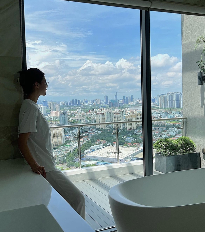 Hoa hậu Việt có 2 cơ ngơi ở tuổi 28: Penthouse sang xịn chưa choáng bằng toàn cảnh biệt thự tại khu nhà giàu - Ảnh 13.