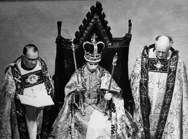 A series of photos comparing the coronation of Queen Elizabeth and King Charles: Which is the larger scale event? - Photo 9.