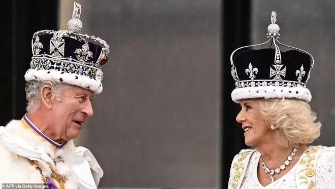 Chùm ảnh hậu trường hiếm hoi của Vua Charles và Vương hậu Camilla trên ban công Cung điện Buckingham hé lộ những góc nhìn chưa từng thấy - Ảnh 7.