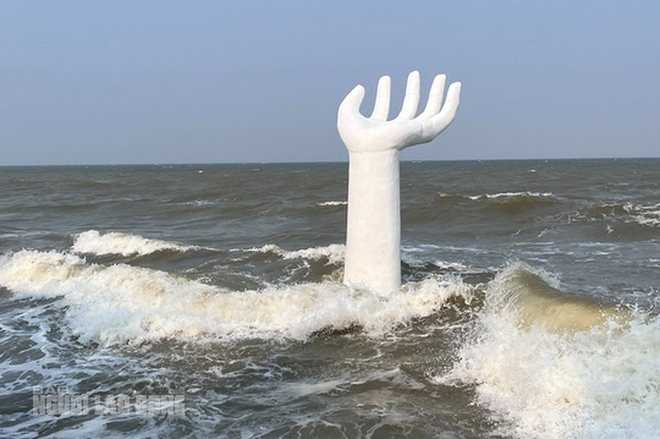 Hình ảnh bất ngờ về những bàn tay khổng lồ ở biển Thanh Hóa khi thủy triều lên cao - Ảnh 5.