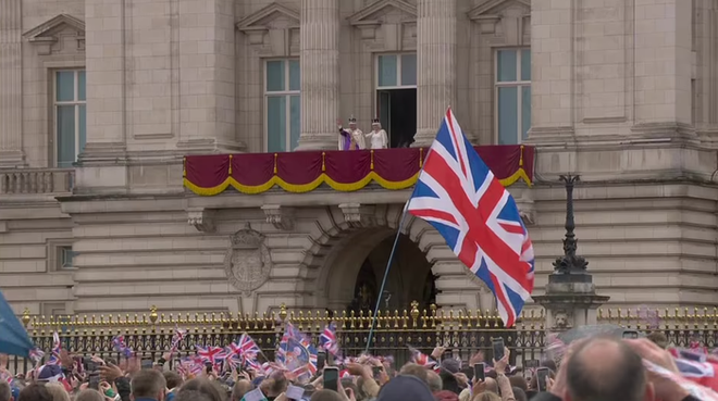 Vua Charles và Vương hậu Camilla cùng gia đình Vương thất vẫy chào người dân ở ban công Cung điện Buckingham - Ảnh 10.