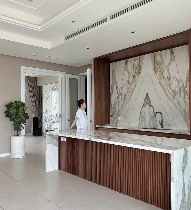 Hoa hậu Việt có 2 cơ ngơi ở tuổi 28: Penthouse sang xịn chưa choáng bằng toàn cảnh biệt thự tại khu nhà giàu - Ảnh 13.