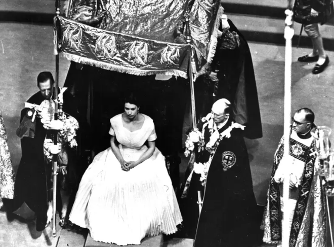 Chùm ảnh so sánh giữa lễ đăng quang của Nữ vương Elizabeth và Vua Charles: Đâu là sự kiện quy mô hơn? - Ảnh 7.