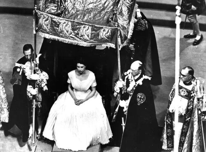 A series of photos comparing the coronation of Queen Elizabeth and King Charles: Which is the larger scale event? - Photo 7.