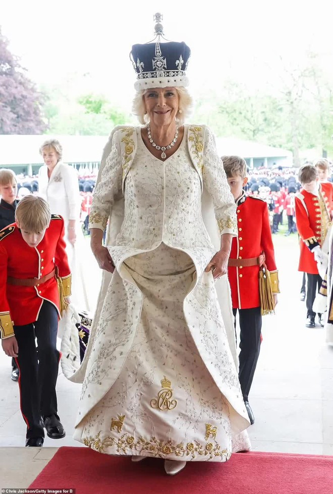 Chùm ảnh hậu trường hiếm hoi của Vua Charles và Vương hậu Camilla trên ban công Cung điện Buckingham hé lộ những góc nhìn chưa từng thấy - Ảnh 5.