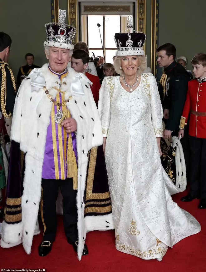 Chùm ảnh hậu trường hiếm hoi của Vua Charles và Vương hậu Camilla trên ban công Cung điện Buckingham hé lộ những góc nhìn chưa từng thấy - Ảnh 4.