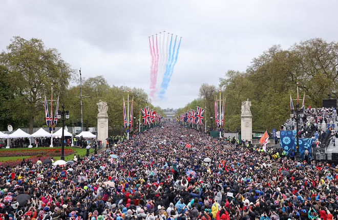 Vua Charles và Vương hậu Camilla cùng gia đình Vương thất vẫy chào người dân ở ban công Cung điện Buckingham - Ảnh 7.