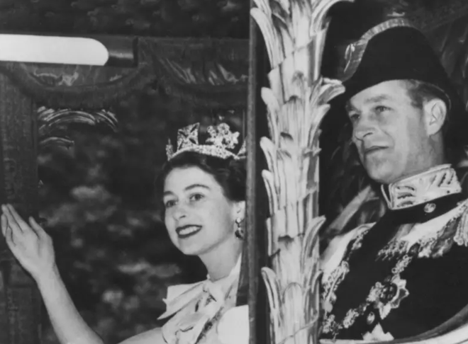 Chùm ảnh so sánh giữa lễ đăng quang của Nữ vương Elizabeth và Vua Charles: Đâu là sự kiện quy mô hơn? - Ảnh 5.
