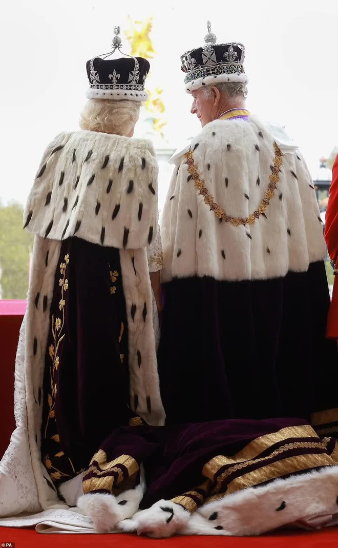 Chùm ảnh hậu trường hiếm hoi của Vua Charles và Vương hậu Camilla trên ban công Cung điện Buckingham hé lộ những góc nhìn chưa từng thấy - Ảnh 3.